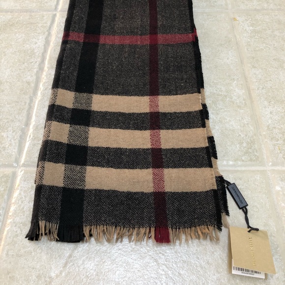 NWT BURBERRY WOOL SCARF